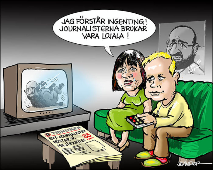 Karikatyr av två personer som tittar på en TV, en förvirrad kvinna talar, med en tidning och karikatyrporträtt i bakgrunden.