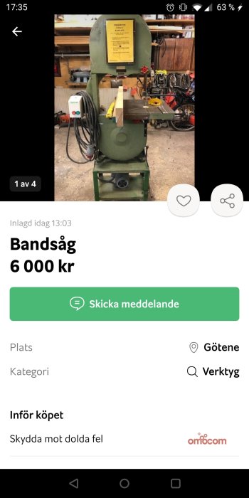 Vertikal bandsåg i en verkstad med golvställning och ansluten strömkabel.