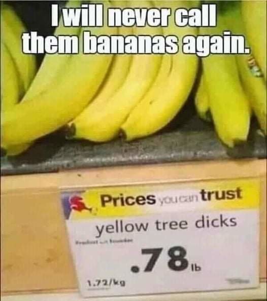 Bananer på en butikshylla med ett skyltfel som anger ett olämpligt namn för frukten.