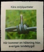 Stängselstolpe med plastisolatorer och sträckt taggtråd, text antyder hälsning från landsbygd.