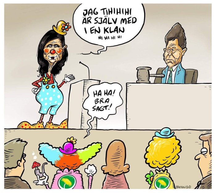 Illustration av en karaktär klädd som clown som talar i rättssal med publik som skrattar.