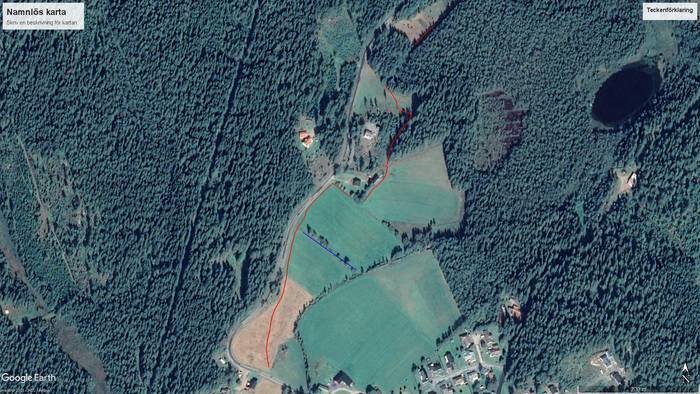 Satellitbild som visar grävningsarbete med markeringar för fiberledning och fastighetsgränser i ett lantligt område.