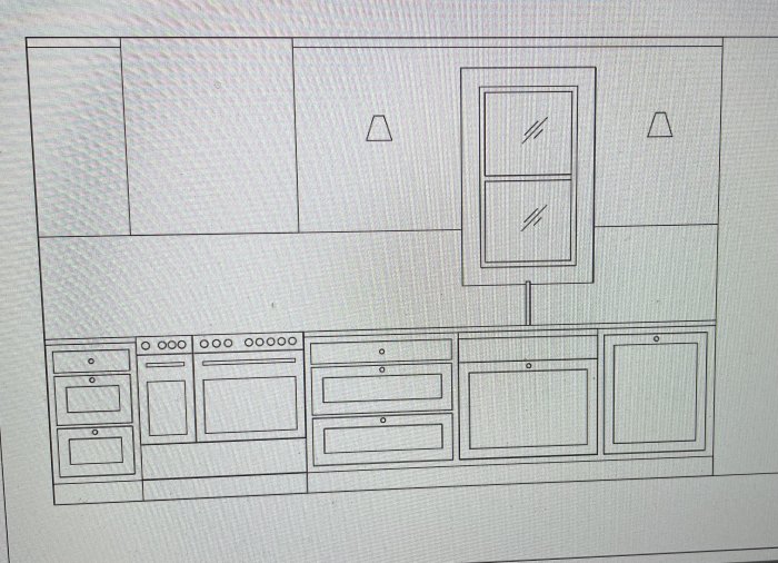 Schematisk ritning av köksvägg med inbyggd utrustning och ett mindre fönster.