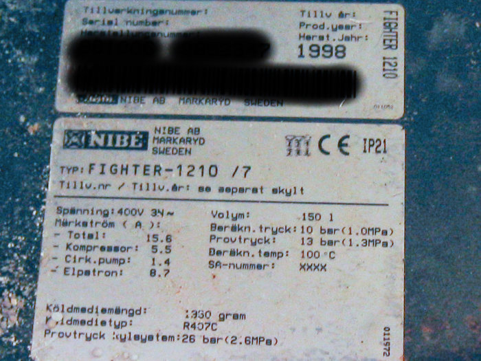 Märkskylt för en NIBE bergvärmepump, Fighter-1210/7, tillverkad 1998, med tekniska specifikationer.