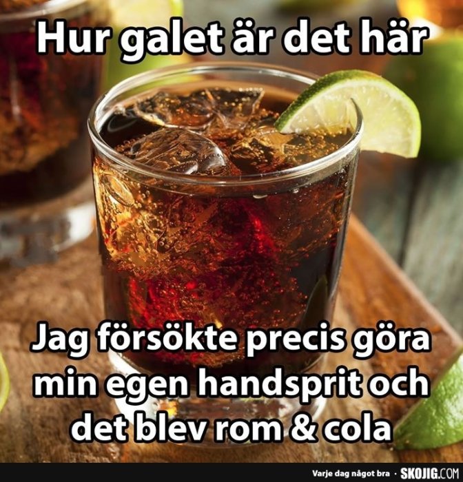 Glas med rom och cola, isbitar och limeskiva, humoristisk text om misslyckad handspritstillverkning.