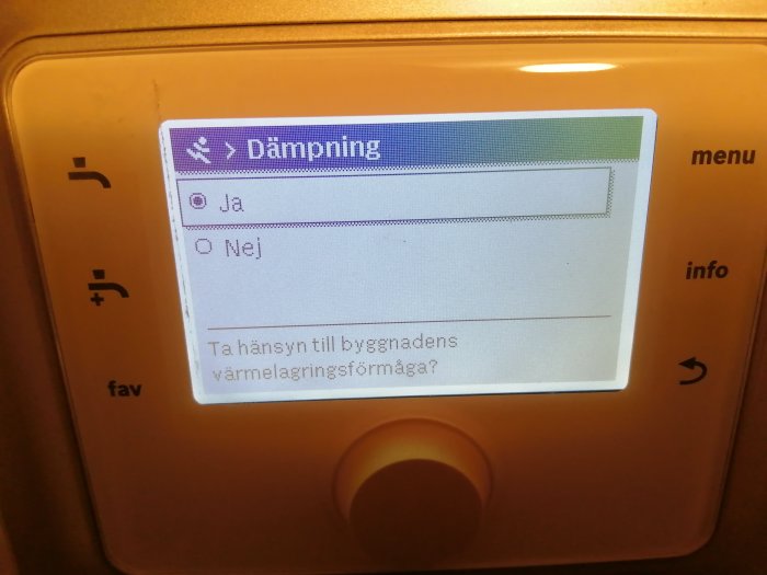 Inställningsmeny på värmesystem med frågan om "Dämpning" och valen "Ja" eller "Nej".