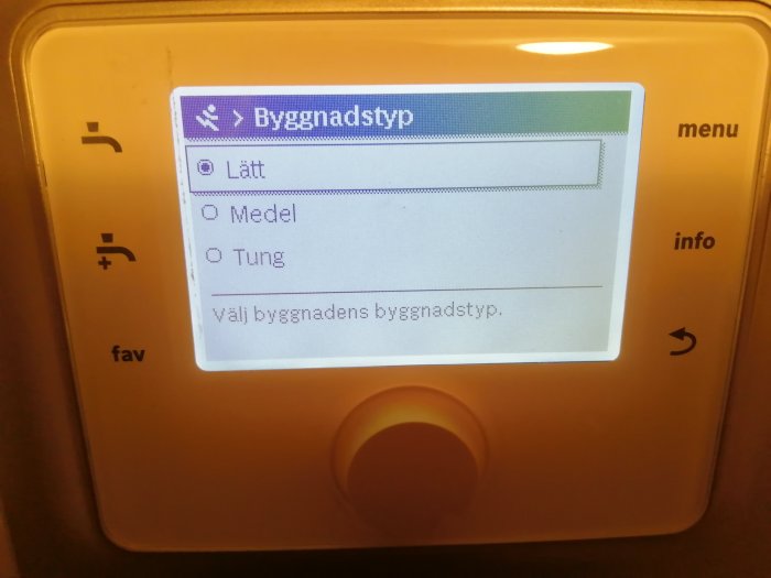 Termostat med öppen menyn för inställning av byggnadstyp: Lätt, Medel, Tung.