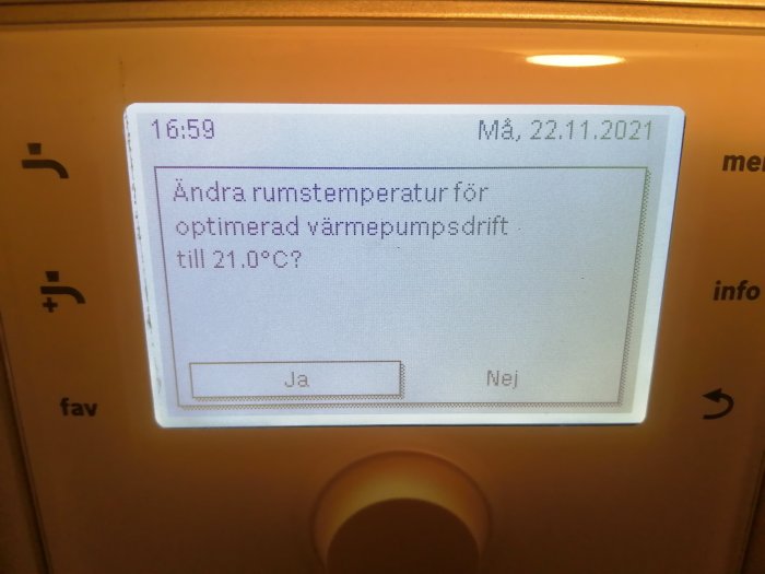 Display av värmesystem som visar fråga om ändring av rumstemperatur till 21.0°C.