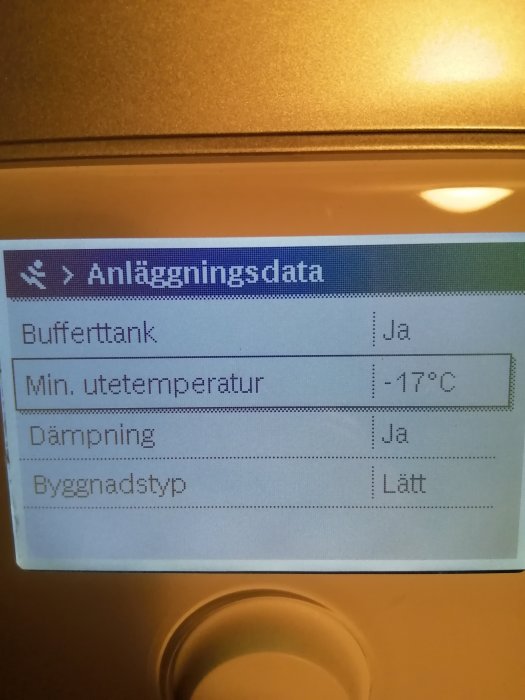 Digital termostat visar meny för "Anläggningsdata" med minsta utetemperatur inställd på -17°C.