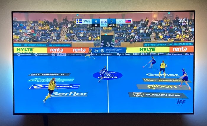 Innebandymatch på TV där Sverige leder med 4-0 mot Slovakien, tidskod 6:26 i första perioden.