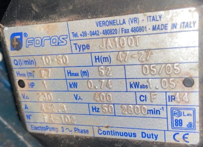 Specifikationsetikett på en Foras vattenpump, modell JA100T, med teknisk information som effekt och flödeshastighet.