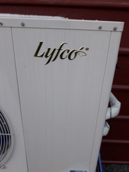 Värmepump märkt "Lyfco" med synlig isbildning och en snöbelagd övre kant.