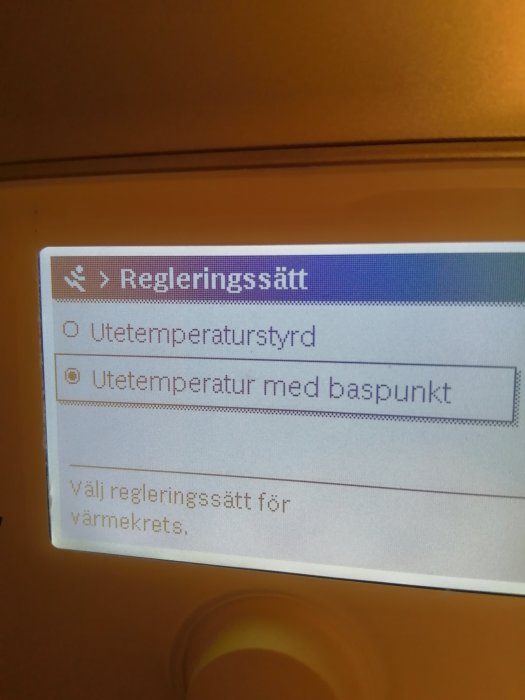 Display visar regleringssätt med alternativen "Utetemperaturstyrd" och "Utetemperatur med baspunkt".