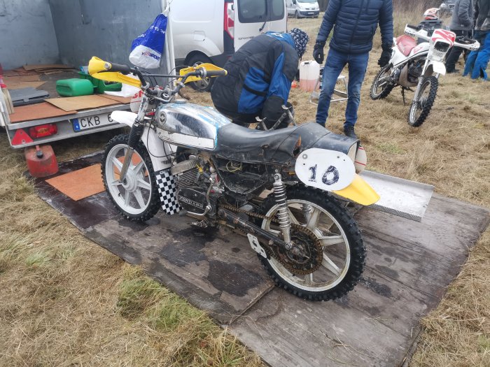 Vintagemotorcykel nummer 10 på stubbrace, modifierad för tävling med speciella dekaler och detaljer.