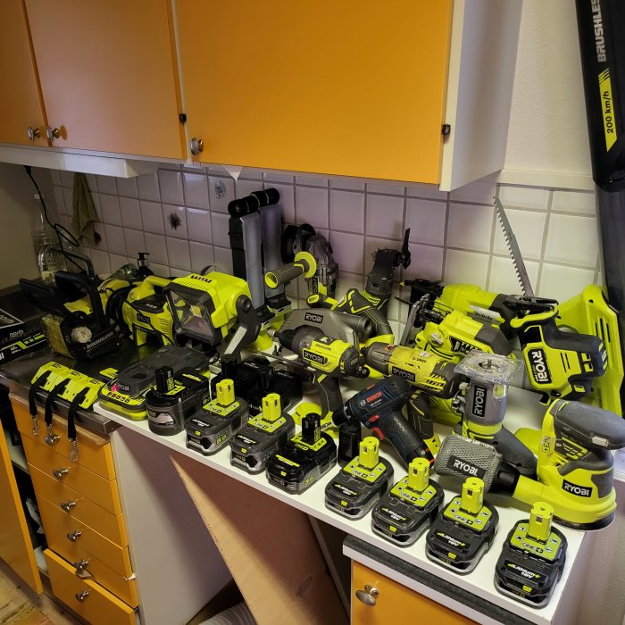 Samling av Ryobi elverktyg och batterier förvarade på en köksbänk under vintersäsongen.