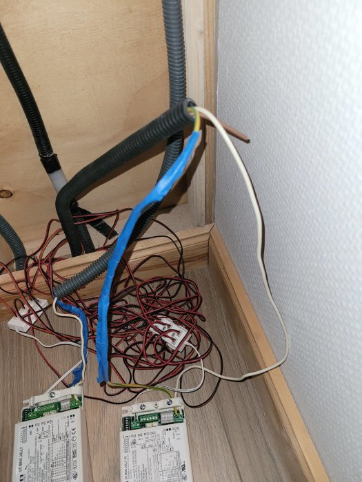 Elkablar och transformatorer för spotlights i en rörig installation.