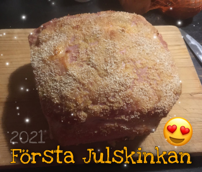 Julskinka på skärbräda med texten "2021 Första Julskinkan" och kärleksfulla emojis.