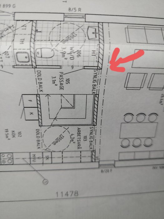 Ritning av en husplan som visar en öppning markerad med röd pil, där en balk är skadad.