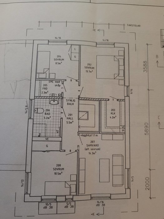 Planritning med måttangivelser av en lägenhet visande placering av rum som sovrum, bad, och balkong.