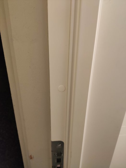 Ytterdörr utan synlig tätningslist i urfräsningen mellan dörrkarm och dörrblad vid låset.