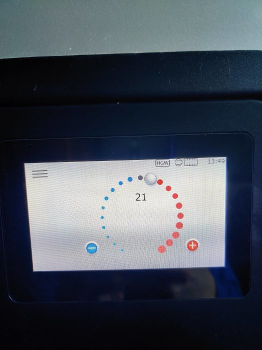 Display på värmepump med justerbart komforttemperaturhjul inställt på 21 grader Celsius.