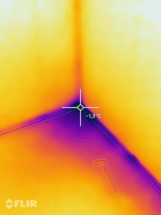 Termisk bild som visar temperaturvariationer vid ett hörn med -1,3°C indikerat.