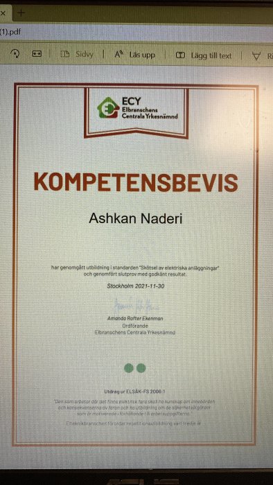 Skärmbild av ett kompetensbevis från Elbranschens Centrala Yrkesnämnd som visar fullständigt godkännande av elektrisk utbildning.