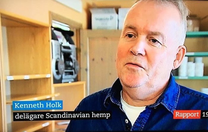 Man i förgrund med text som presenterar honom som Kenneth Holk, delägare i Scandinavian hemp, del av intervju.