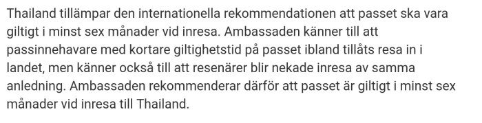 Text från en webbsida som informerar om att pass bör vara giltigt i minst sex månader vid inresa till Thailand.