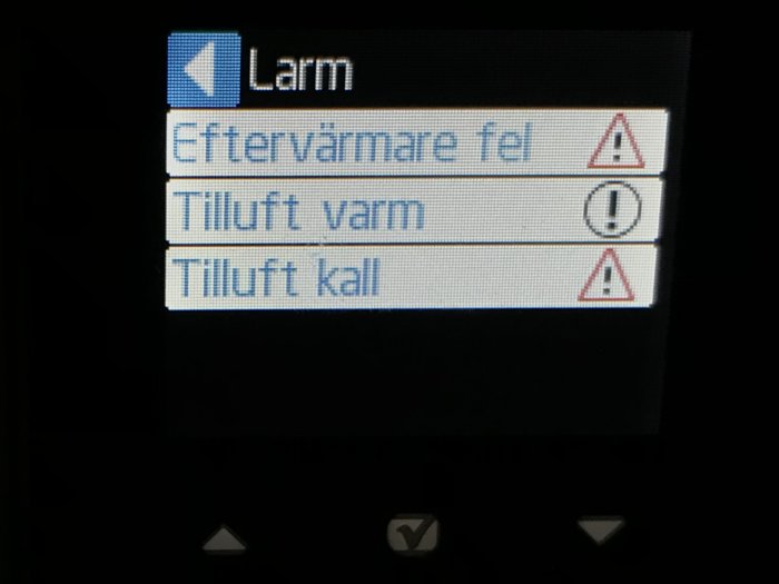 Display med larmmeddelanden: Eftervärmare fel, Tilluft varm, Tilluft kall.