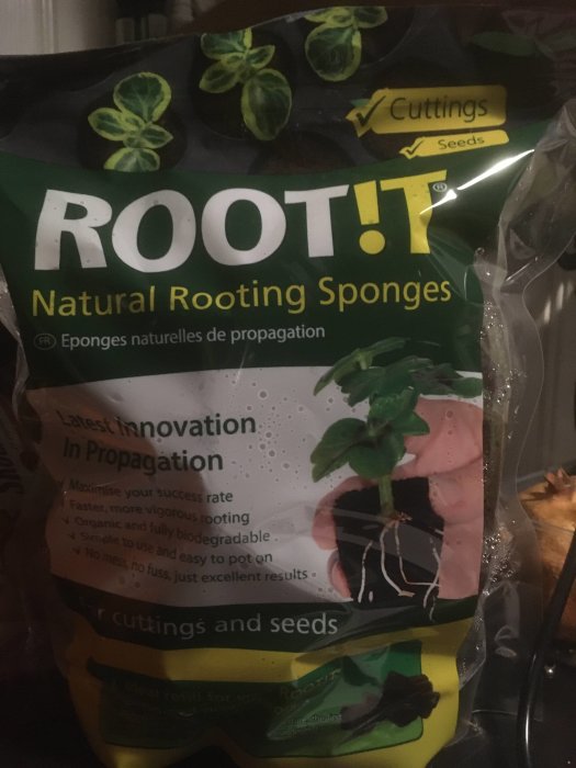 Förpackning av ROOT!T Natural Rooting Sponges för sticklingar och frön, används för att plantera rocoto-frön utan jord.