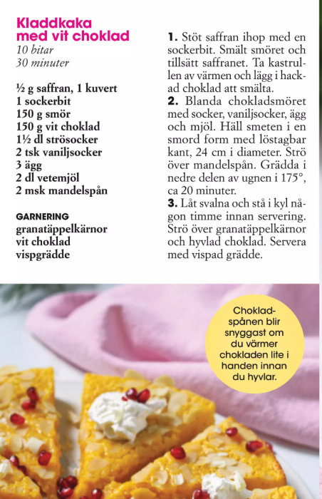 En kladdkaka med vit choklad garnerad med granatäppelkärnor och vispgrädde, med recept och tips på sidan.