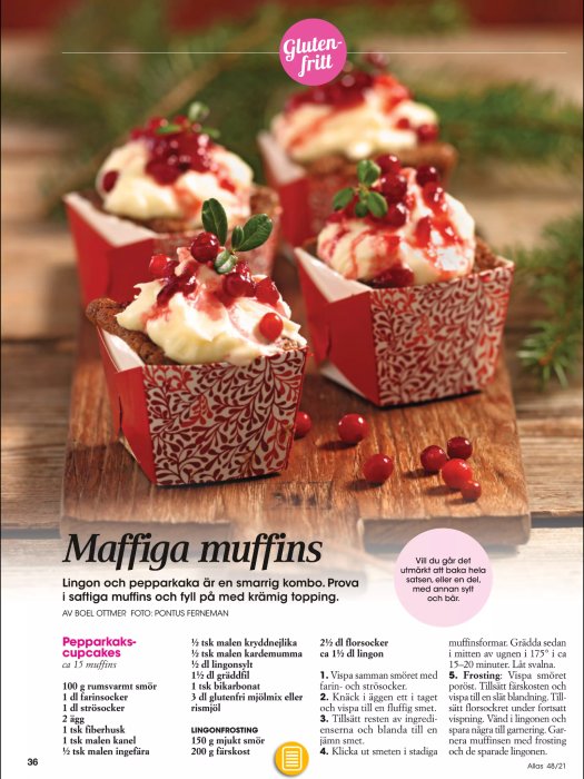 Glutenfria lingonmuffins med pepparkakssmak och gräddig topping dekorerade med lingon och gröna blad, serverade i rödvit randiga formar.