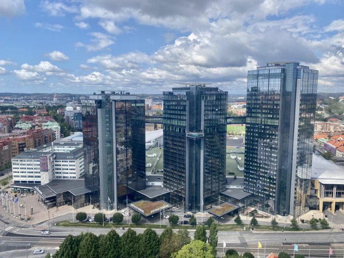 Utsikt från höjd över Gothia Towers och omgivningen i Göteborg på en molnig dag.