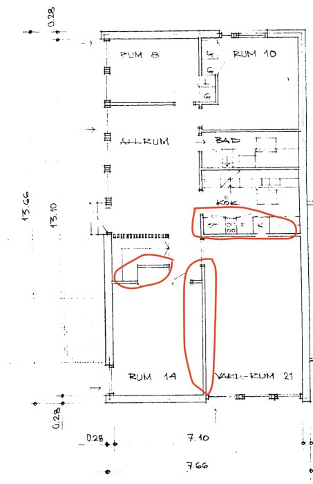 Planritning av ett hus med röd markering för borttagna väggar mellan kök, vardagsrum och sovrum.