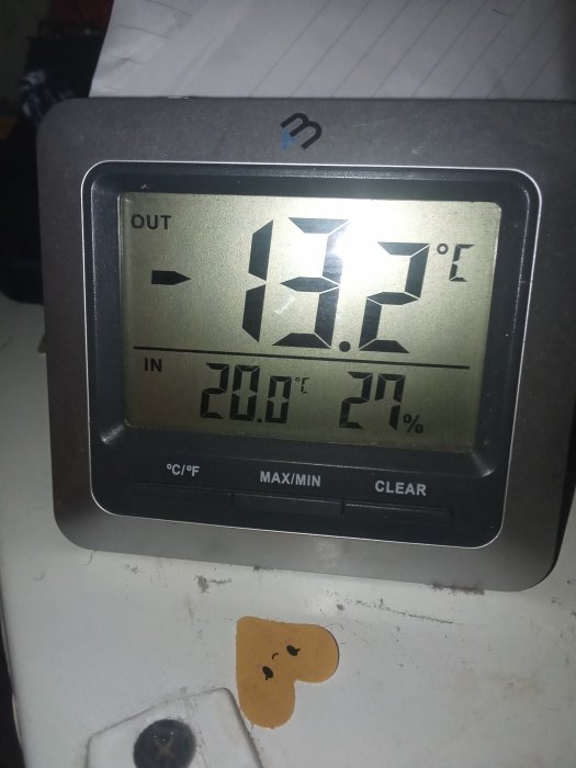 Termometer som visar -13.2°C utomhus och 20.0°C inomhus med 27% luftfuktighet inomhus.