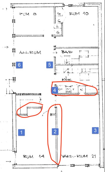 Handritad bottenplan med markerade mätpunkter för höjdmätning från golv till tak.