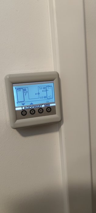 Digital termostat för värmesystem med tydliga temperaturinställningar på displayen.