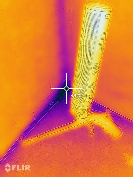 Termisk bild av en silikonpatron och silikonmassa med temperaturindikatorer.