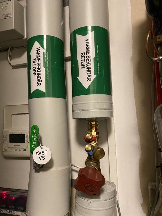 VVS-installation med rör märkta "Värme Sekundär Tilllopp" och "Värme Sekundär Retur" samt ventiler.
