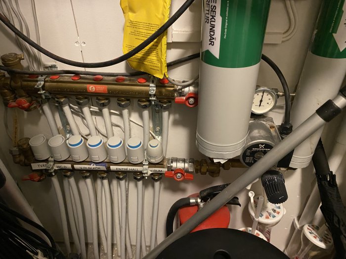 Värmesystem med rör och ventiler, varav inga är blå eller röda för avstängning.