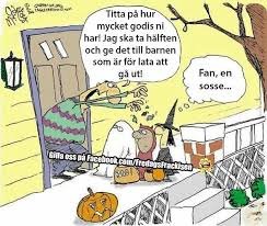 Illustration av en person som tömmer godis i en skål vid dörren, med en katt och en pumpa, humoristisk text.