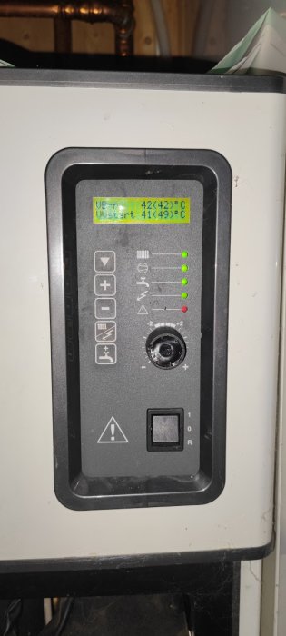 Nibe Fighter värmepumps kontrollpanel med display som visar status och temperaturinställningar.