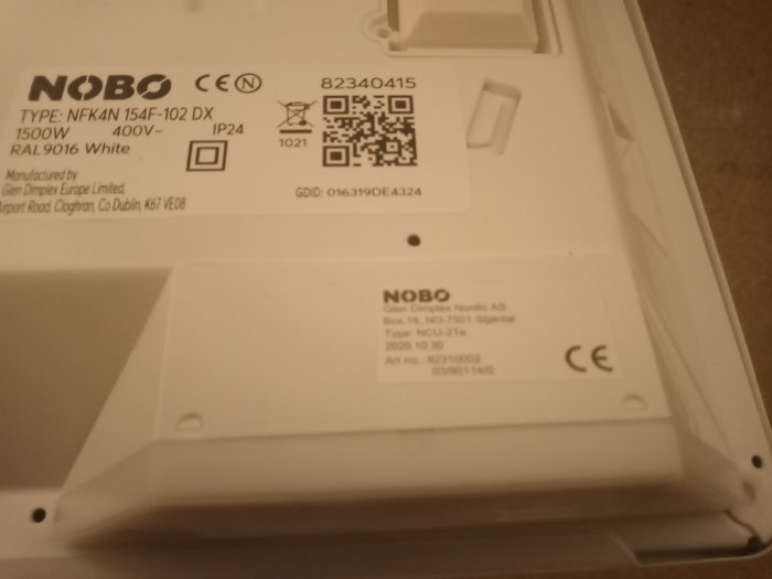 Etikett på ett NOBO värmeelement med specifikationer för 400V och 1500W, inklusive digital termostatmodell NCU-2Te.