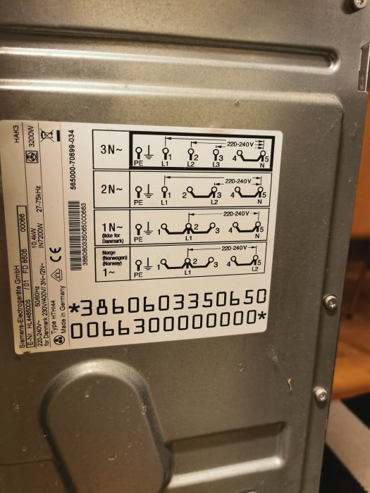 Typskylt på en Siemens induktionsspis med modellnummer och elektriska anslutningsscheman.