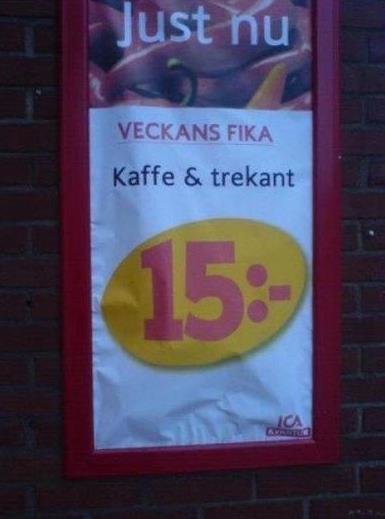 Affisch med erbjudande om "Veckans fika" med kaffe och trekant för 15 kronor.