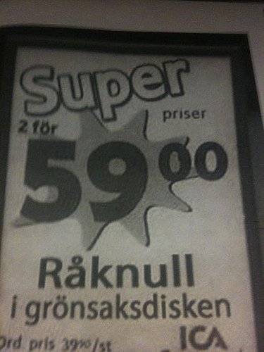 Reklamskylt med texten "Super priser 2 för 59:00 Räknoll i grönsaksdisken ICA", med ett prisfel på skylten.