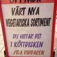 Skylt som annonserar nya vegetariska sortimentet i köttdisken.