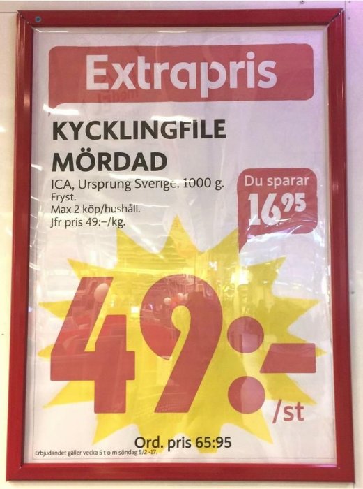 Erbjudandeskylt för kycklingfile till extrapris 49:28 kr/st, vanligt pris 65:95 kr, med hänvisning till begränsat erbjudandetiden.