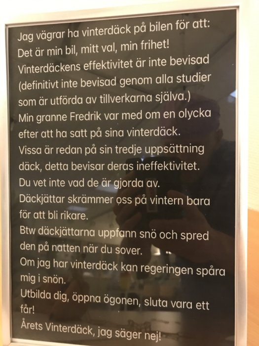 Bild på en textskylt med en personlig åsikt om varför författaren vägrar använda vinterdäck, inkluderar skepticism om deras effektivitet.